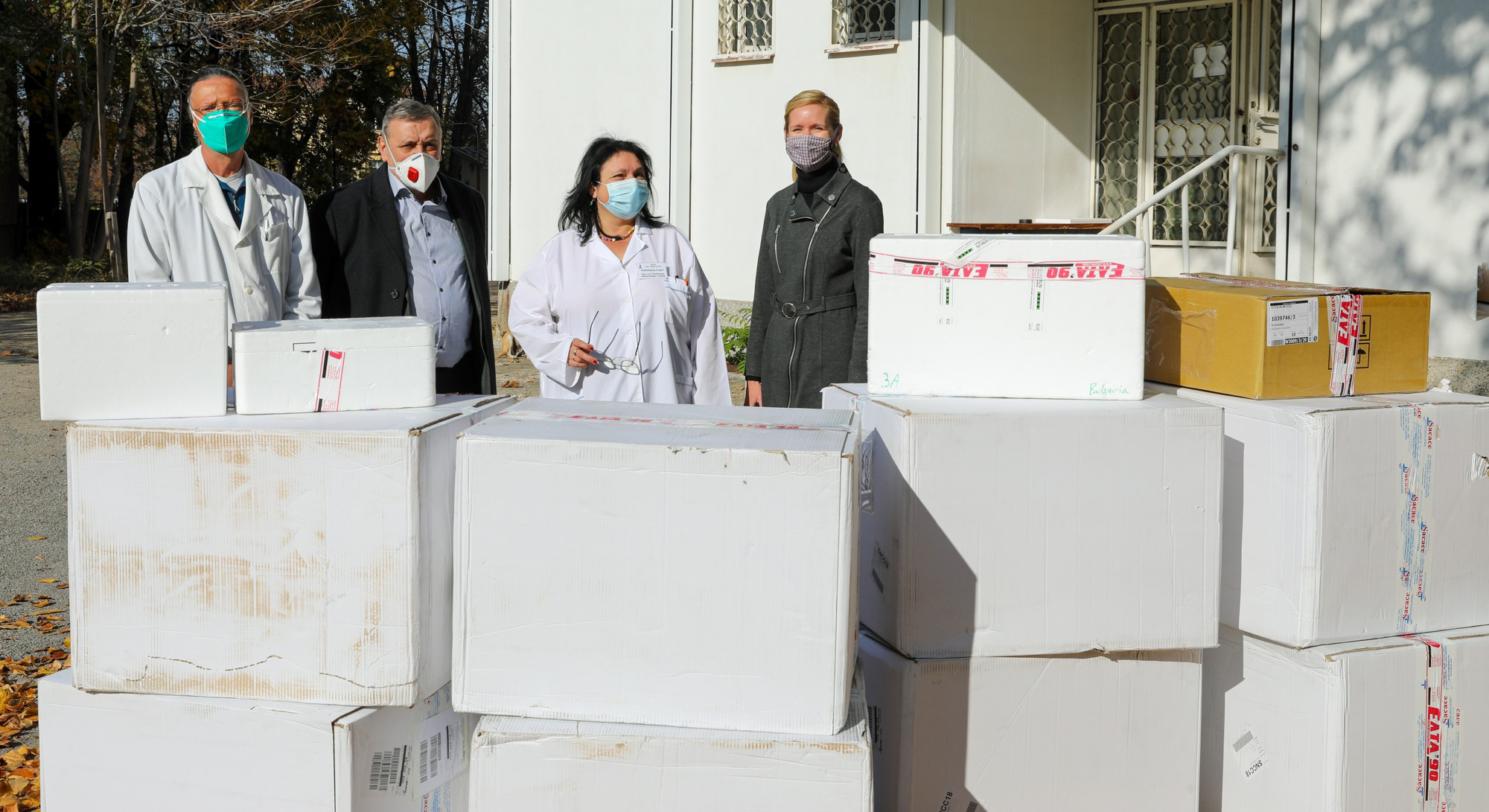 Проф. Кантарджиев с дарение на тестове за 250 000 лева от посолството на САЩ у нас