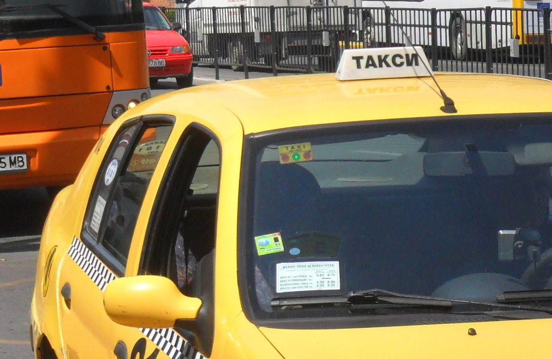Tройно по-нисък данък за таксита в София