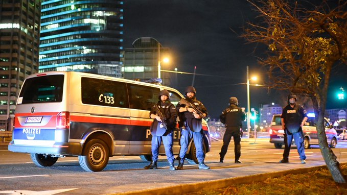 Двама убити и 14 ранени при терористични атаки във Виена