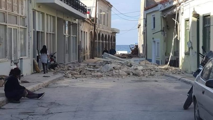 Две деца загинаха на остров Самос, смазани от паднала стена по време на земетресението