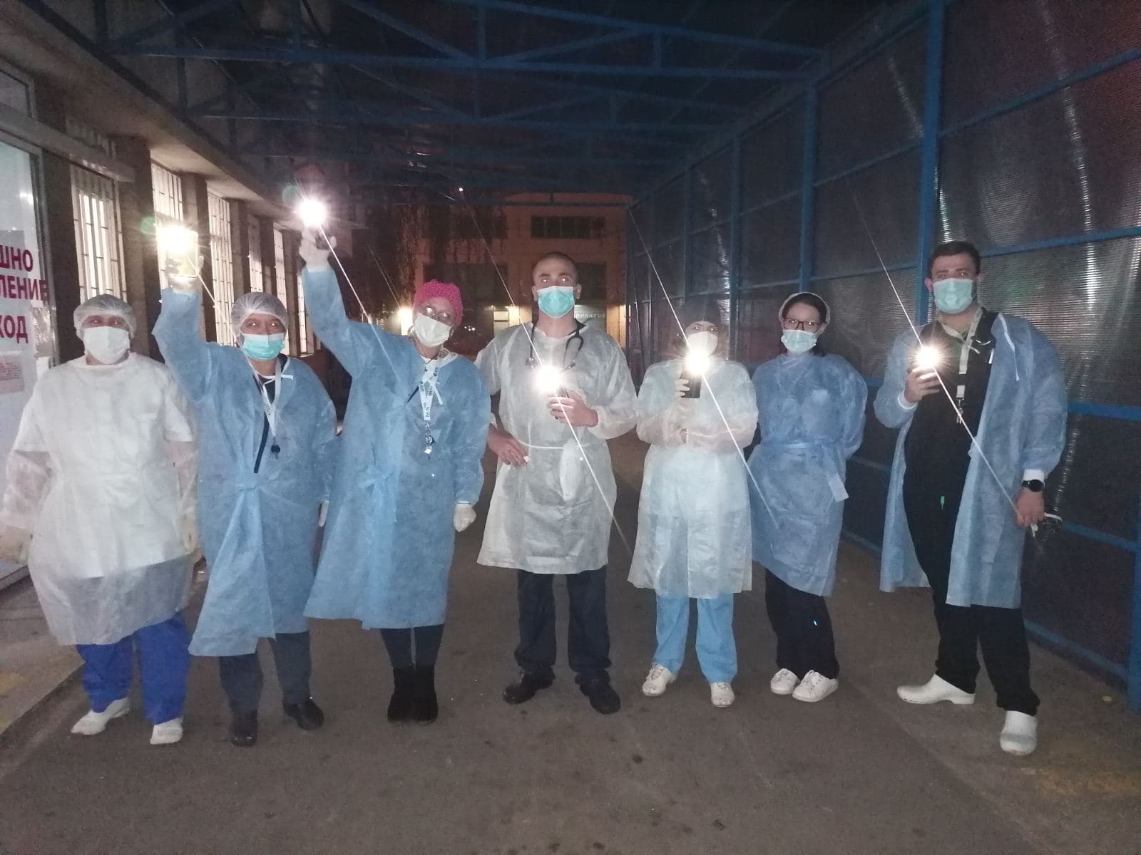 Лекари и медицински сестри от "Света Анна" призоваха за солидарност в борбата с COVID-19 (СНИМКИ)