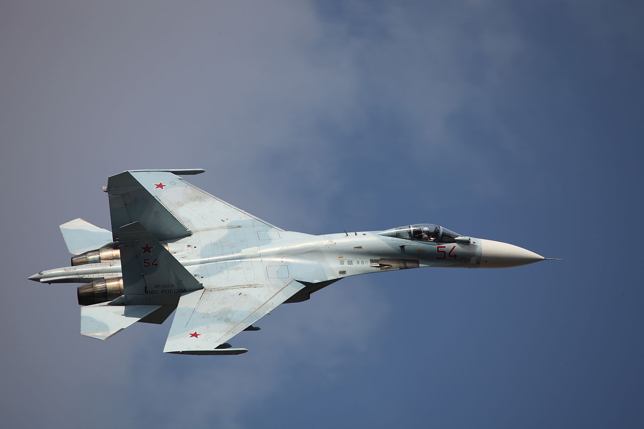 Руски военни кораби издирват пилота на изтребителя Су-27, паднал в Черно море