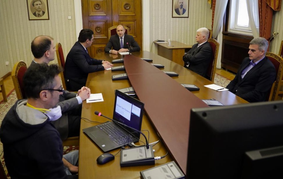 Радев: Дългото задържане на ограниченията без всеобхватни мерки може да доведе до разрушителни последствия