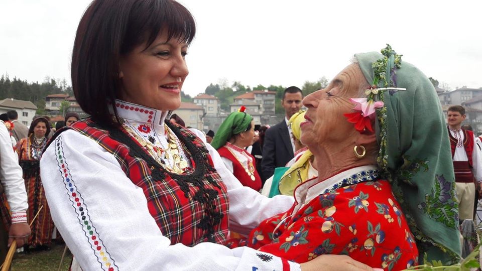 Цвета Караянчева: Красотата на българските народни носии винаги е стопляла душите ни