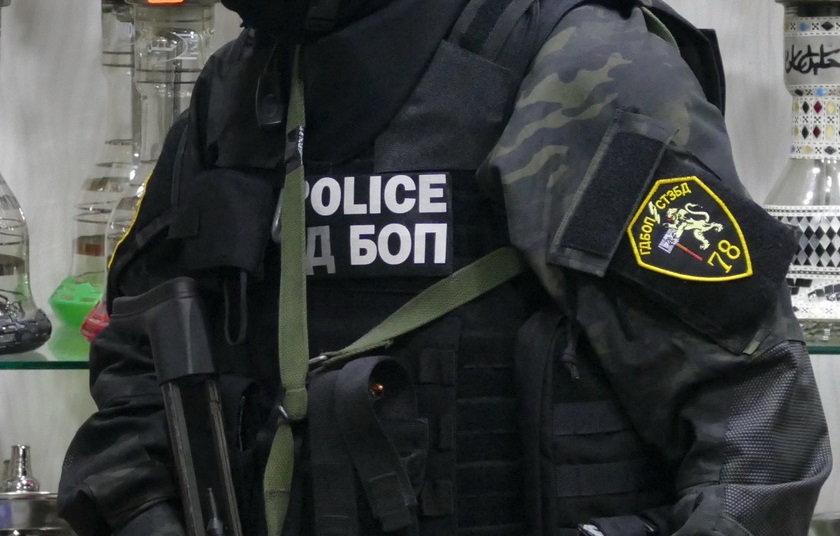 Спецакция срещу група за рекет, имотни измами и наркотици в София, 14 задържани