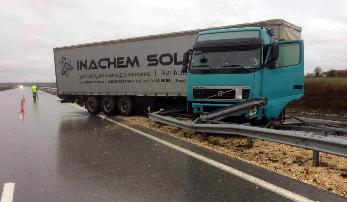 Водач загина при катастрофа между два тира на магистрала "Хемус"