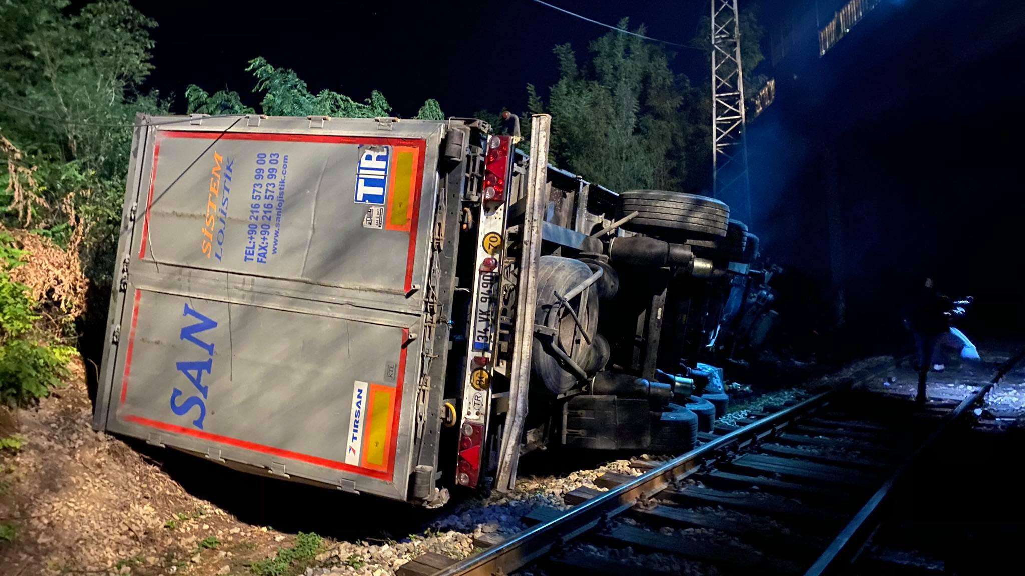 Камион падна върху жп линия в Търновско и се запали