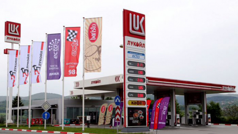 „Лукойл“ дари 140 карти за гориво