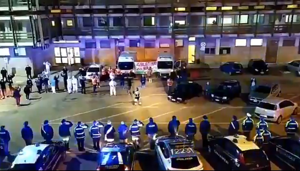 Ето как полицаи и пожарникари поздравиха лекарите в италианска болница (ВИДЕО)