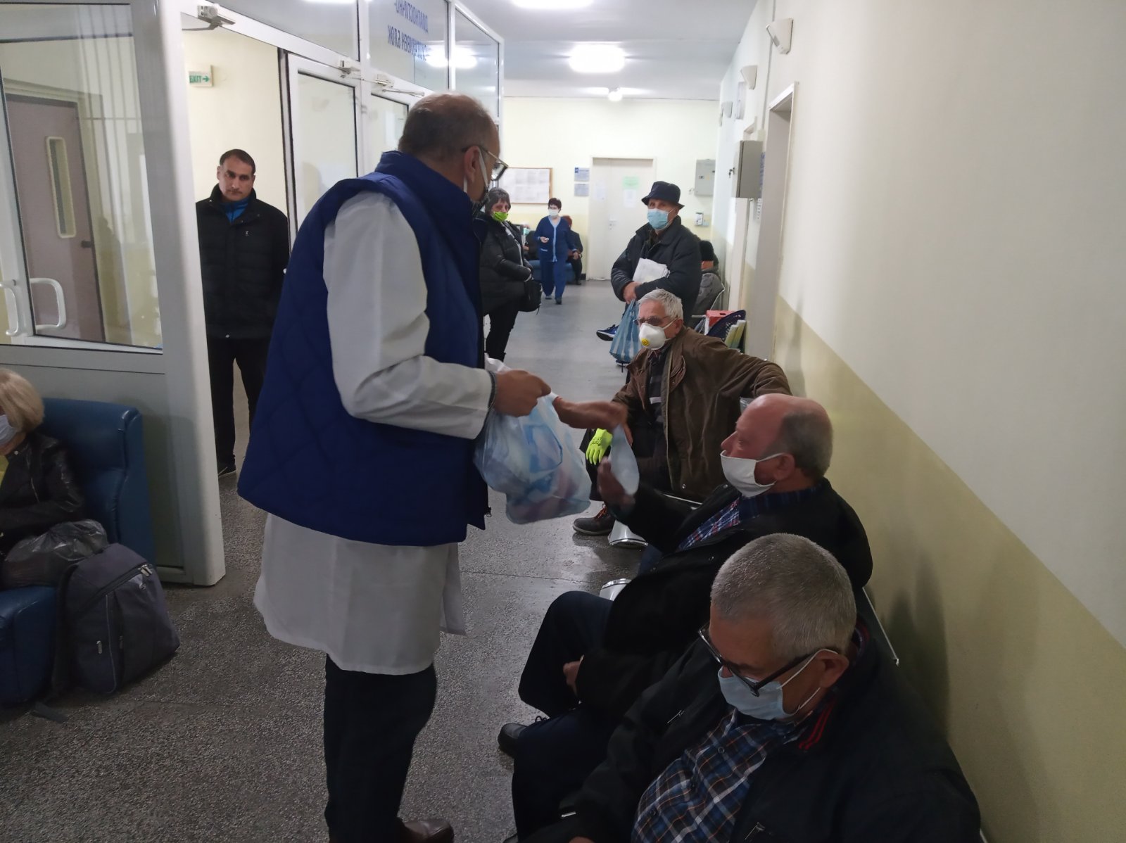 Нана Гладуиш дари 300 предпазни маски на онкоболницата в Благоевград