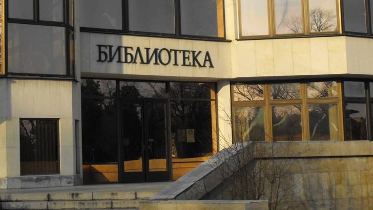 Акад. Иван Юхновски дари планетарен скенер на градската библиотека в Севливо