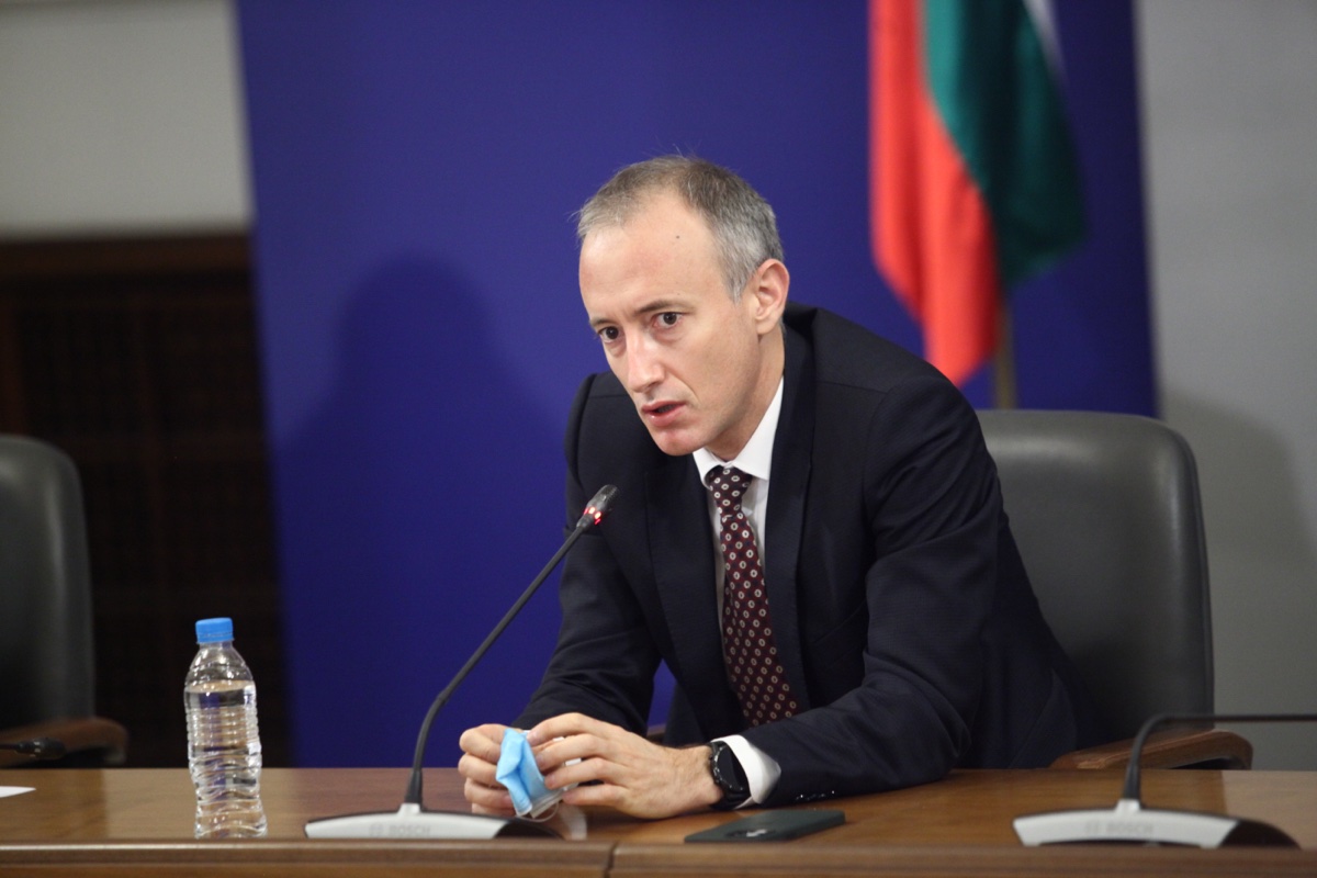 Красимир Вълчев: Родителите ще могат да задържат децата си вкъщи, като подадат заявление за обучение в електронна среда