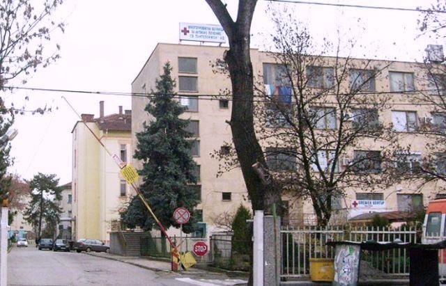 Затварят три отделения на болницата в Ямбол заради медици с COVID-19