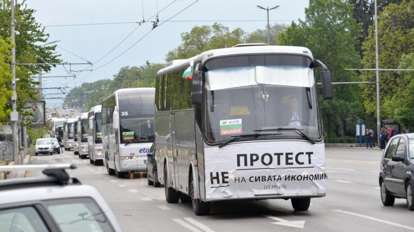Автобуси спират да возят в сряда