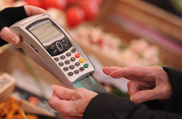Правителствата стимулират безкасовите плащания