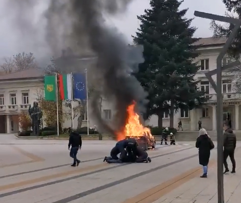 Постоянен арест за мъжа, подпалил колата си в центъра на Враца