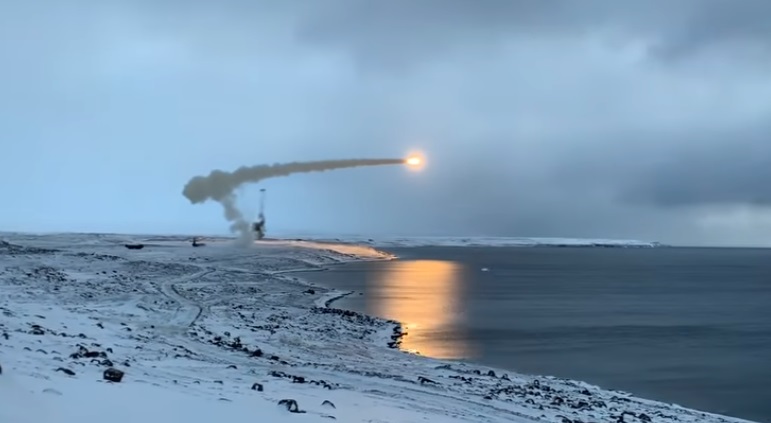 Русия изстреля крилати ракети от най-северната си военна база по мишена в Баренцово море (ВИДЕО)