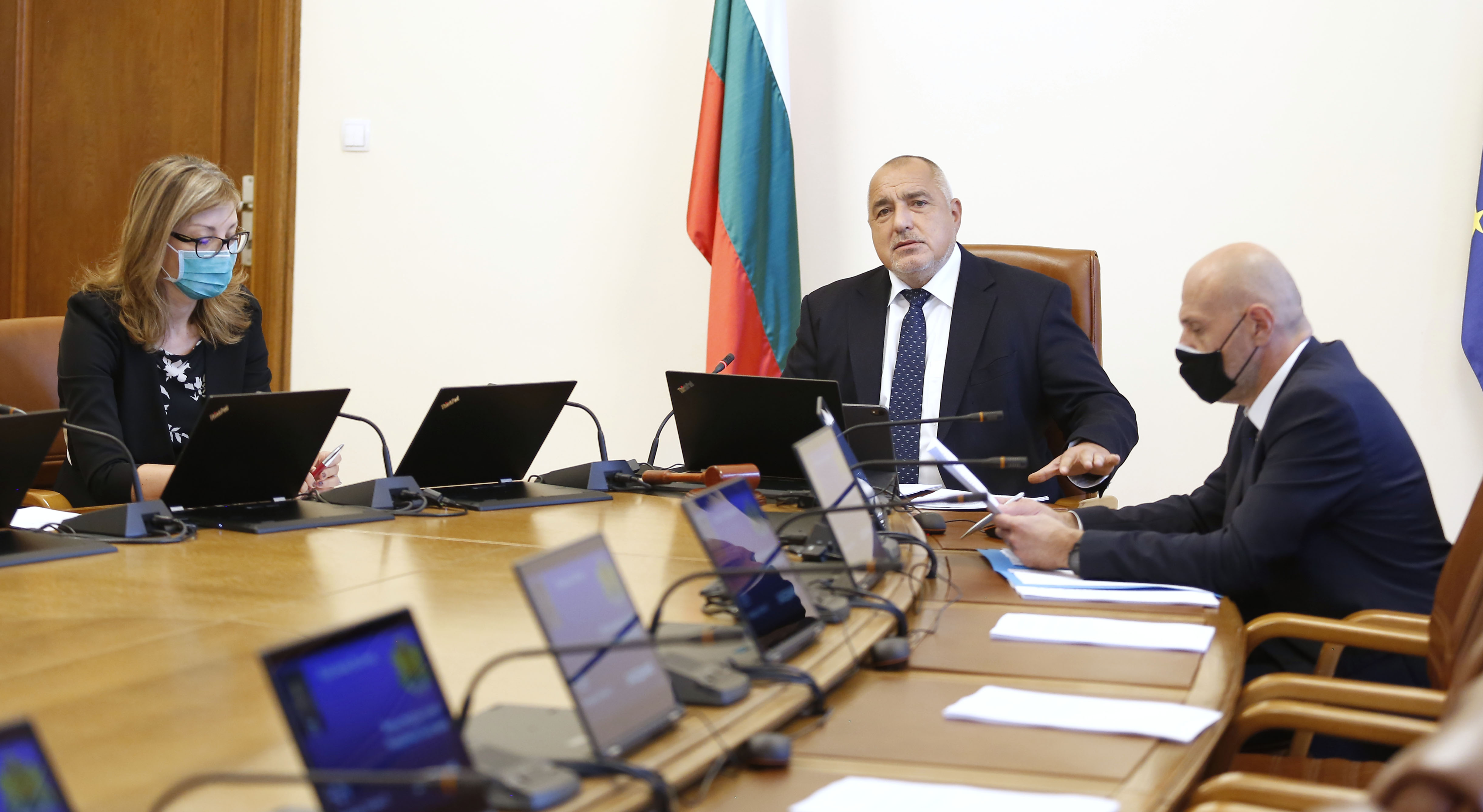 Премиерът: Когато човек върви сам по улицата, кара колело или се разхожда в парка, не е необходимо да носи маска