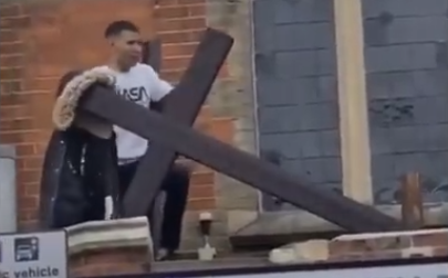 Мъж се опита да изтръгне кръст от покрива на църква в Лондон (ВИДЕО)