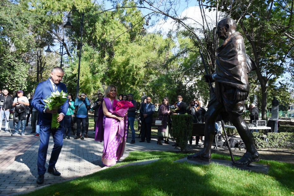 Откриха паметник на Махатма Ганди във Варна