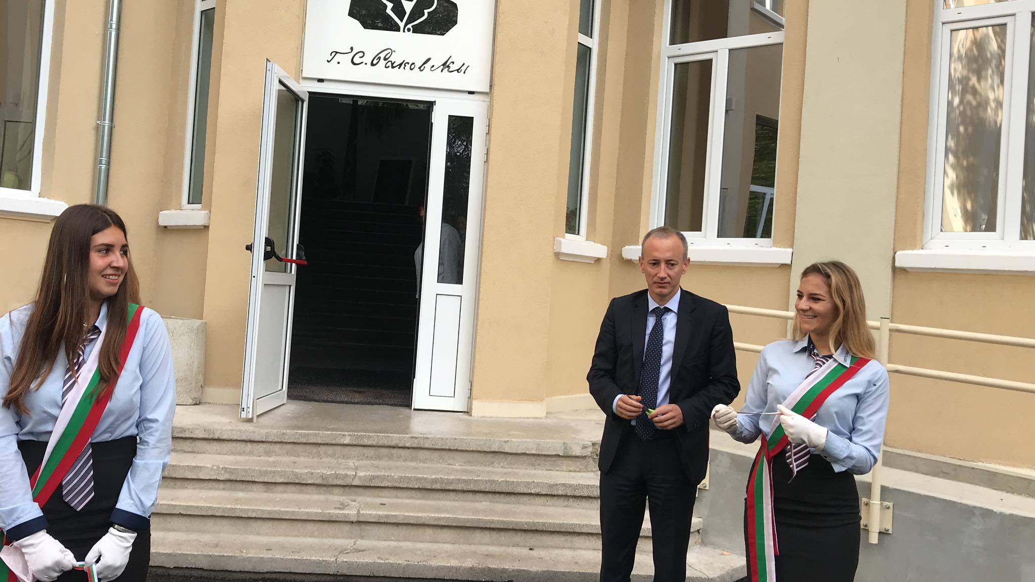Министър Вълчев: Категорично не предвиждаме цялостно преминаване към електронно обучение