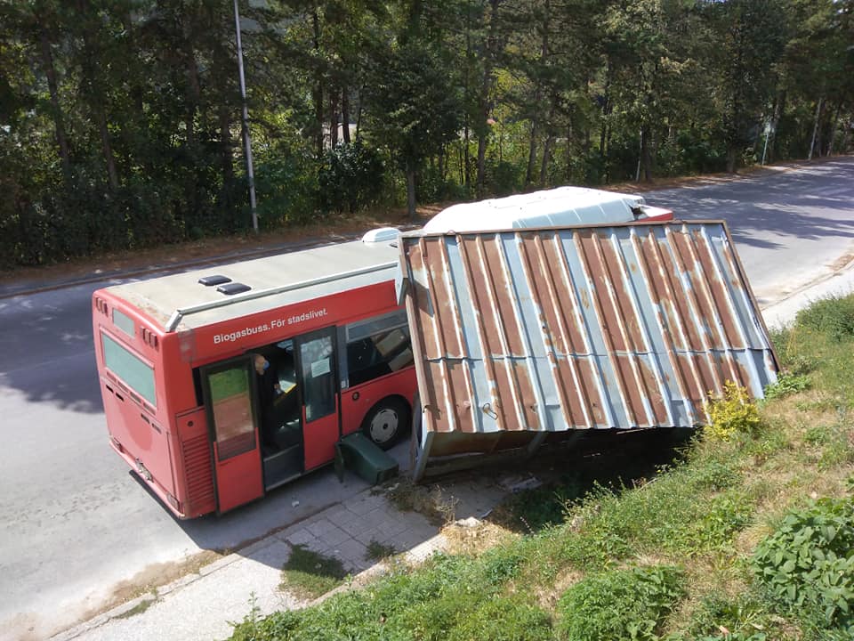 Автобус на градския транспорт с пътници се вряза в спирка в Смолян
