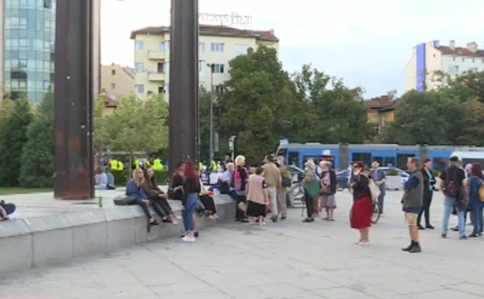 Контрапротест иска оставката на Румен Радев