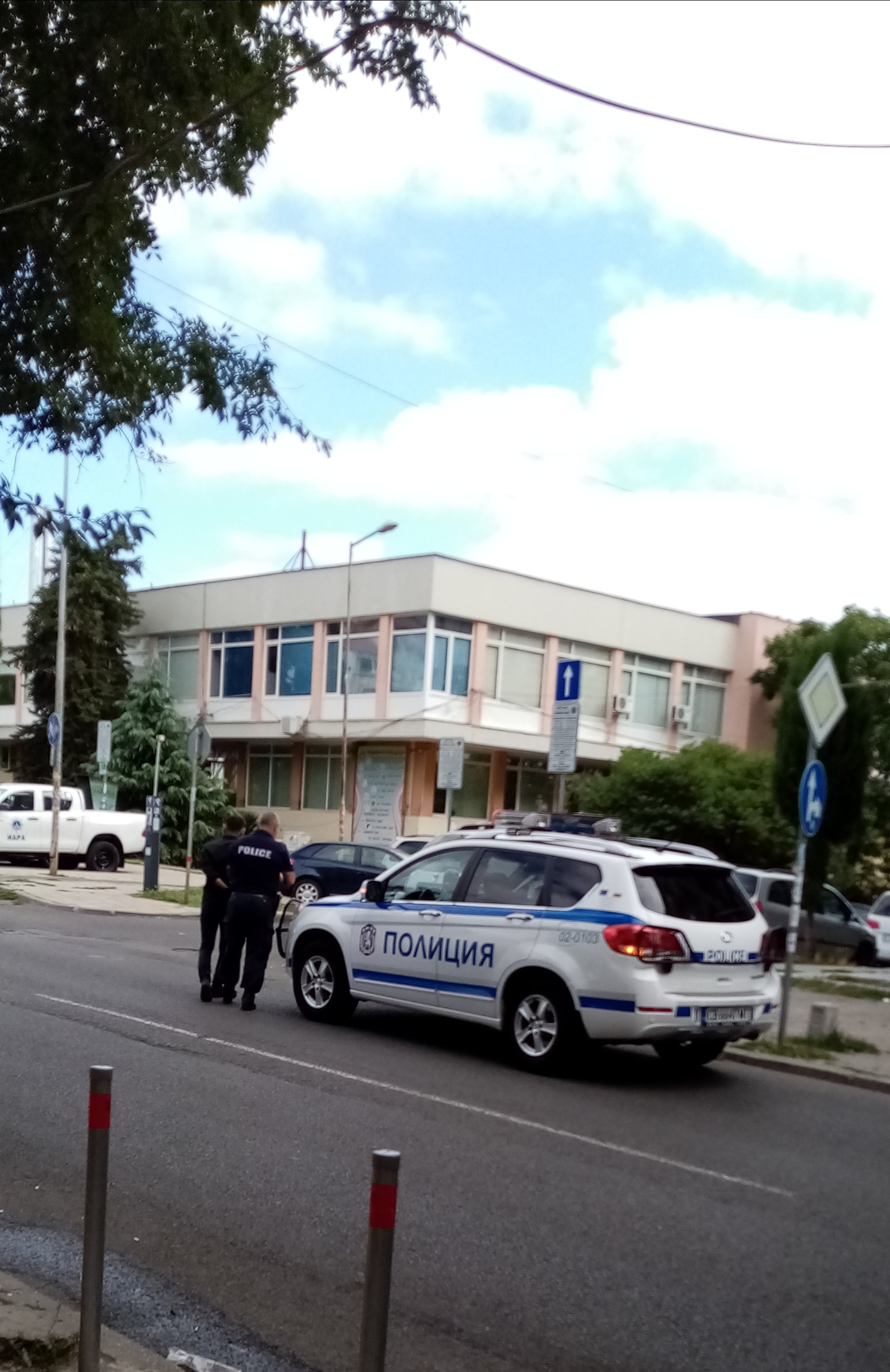Полицаи арестуваха бежанец