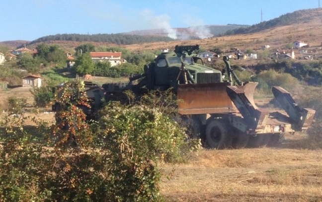 Военнослужещи от Сухопътните войски помагат в гасенето пожара в Сливенско