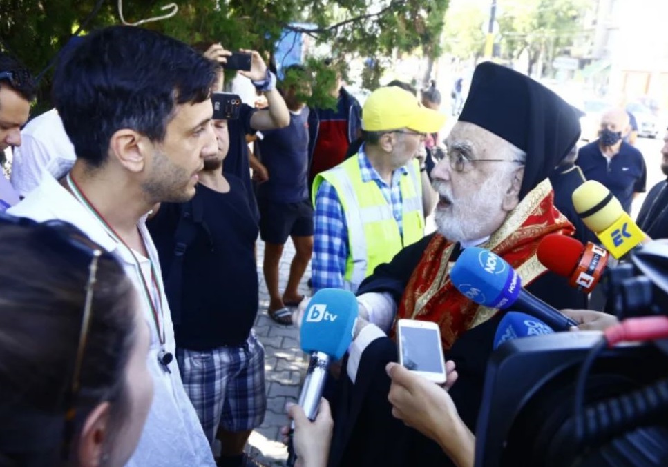Протестъри поискаха оставка на свещеник, дошъл да освети третия лъч на метрото