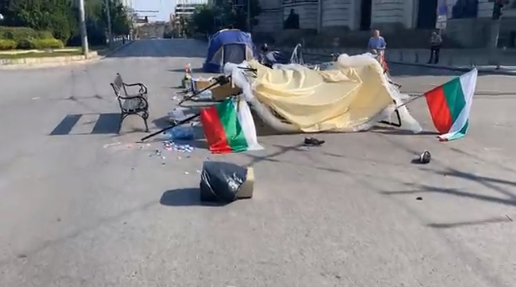 Вижте как се опитаха да разчистят блокадата пред Ректората (ВИДЕО)