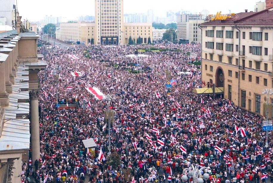 Над 100 000 души протестират в Минск срещу беларуския президент Александър Лукашенко (СНИМКИ и ВИДЕО)