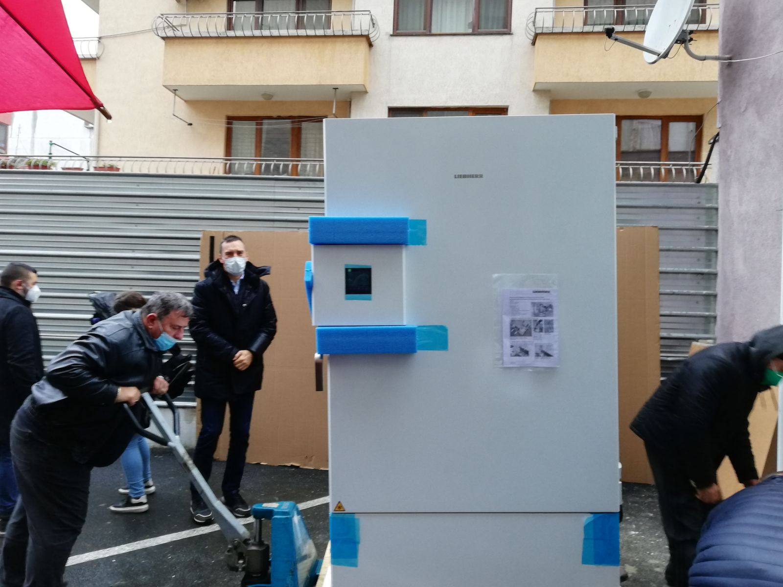 В Бургас пристигна първият фризер за ваксините срещу COVID-19