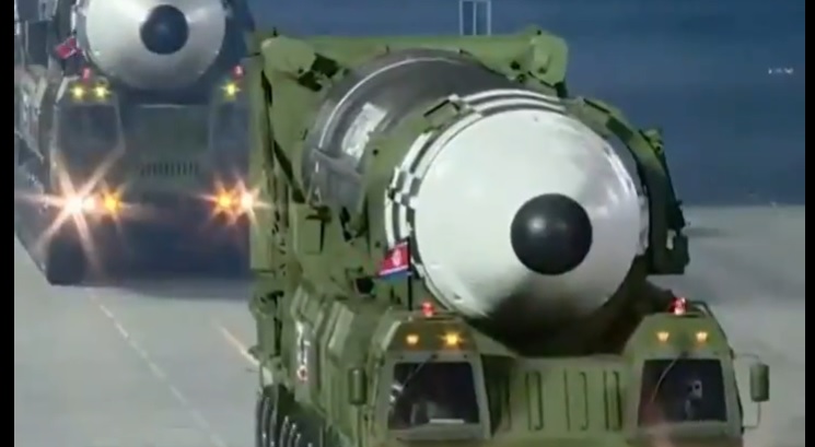 Северна Корея показа нова балистична ракета по време на военен парад (ВИДЕО)