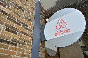 Общините решават къде да забранят наемите през Airbnb