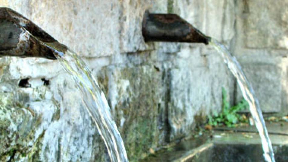 Замърсена вода тече от три обществени чешми във варненски квартал