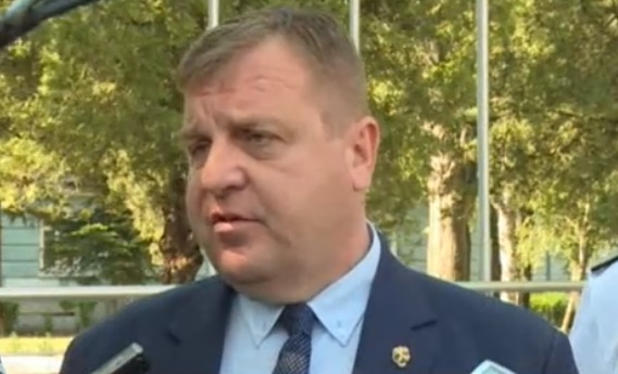Министър Каракачанов: Българите се разделиха, защото така е изгодно на политиците