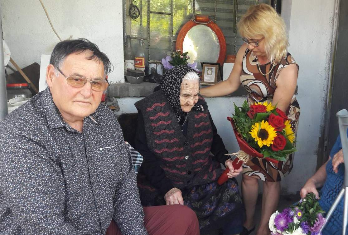 Столетница посрещна гости с песен