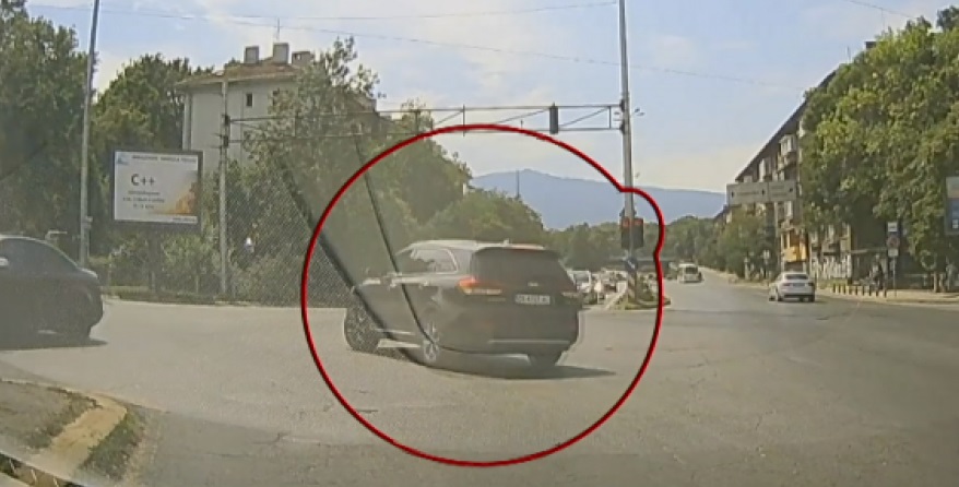 Автомобилът на Тити Папазов отново минава на червено, той твърди, че друг е карал (ВИДЕО)