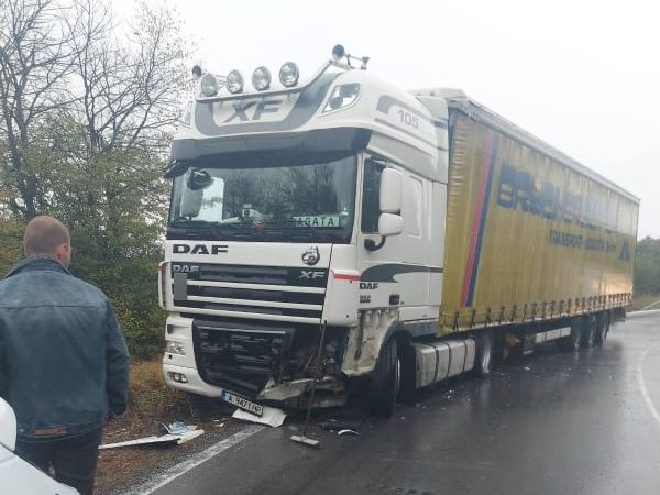 Жена загина в катастрофа на мокър път