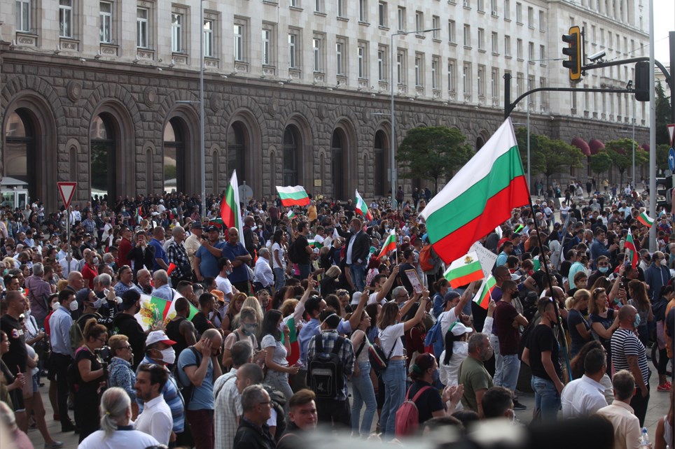 Фотограф на агенция „Франс прес“ е ранен на протестите у нас