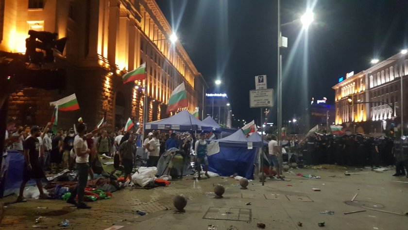 Полицията разширява периметъра пред входа на парламента под канонада от тежки предмети