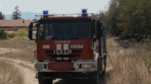 Пожар горя в двора на болницата в Карлово