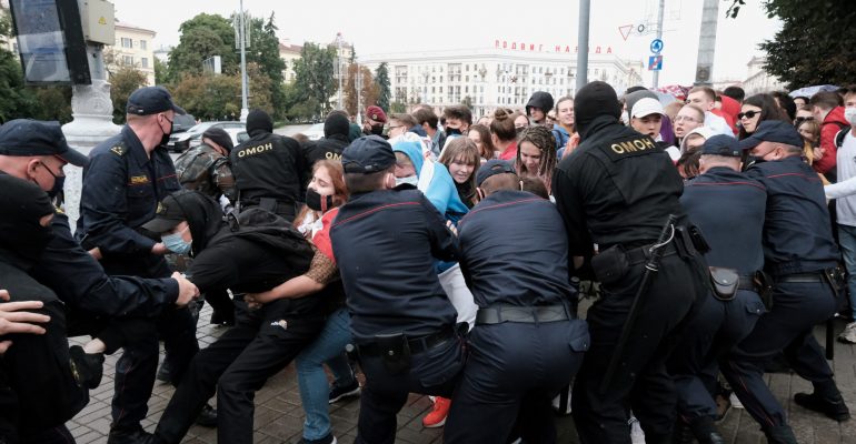 Полицията в Беларус задържа над 80 протестиращи (ВИДЕО)