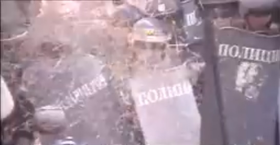 Вижте как протестиращи хвърлят слама по полицаите, за да ги запалят (ВИДЕО)
