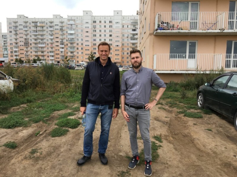 Защо почерпиха Навални с чай