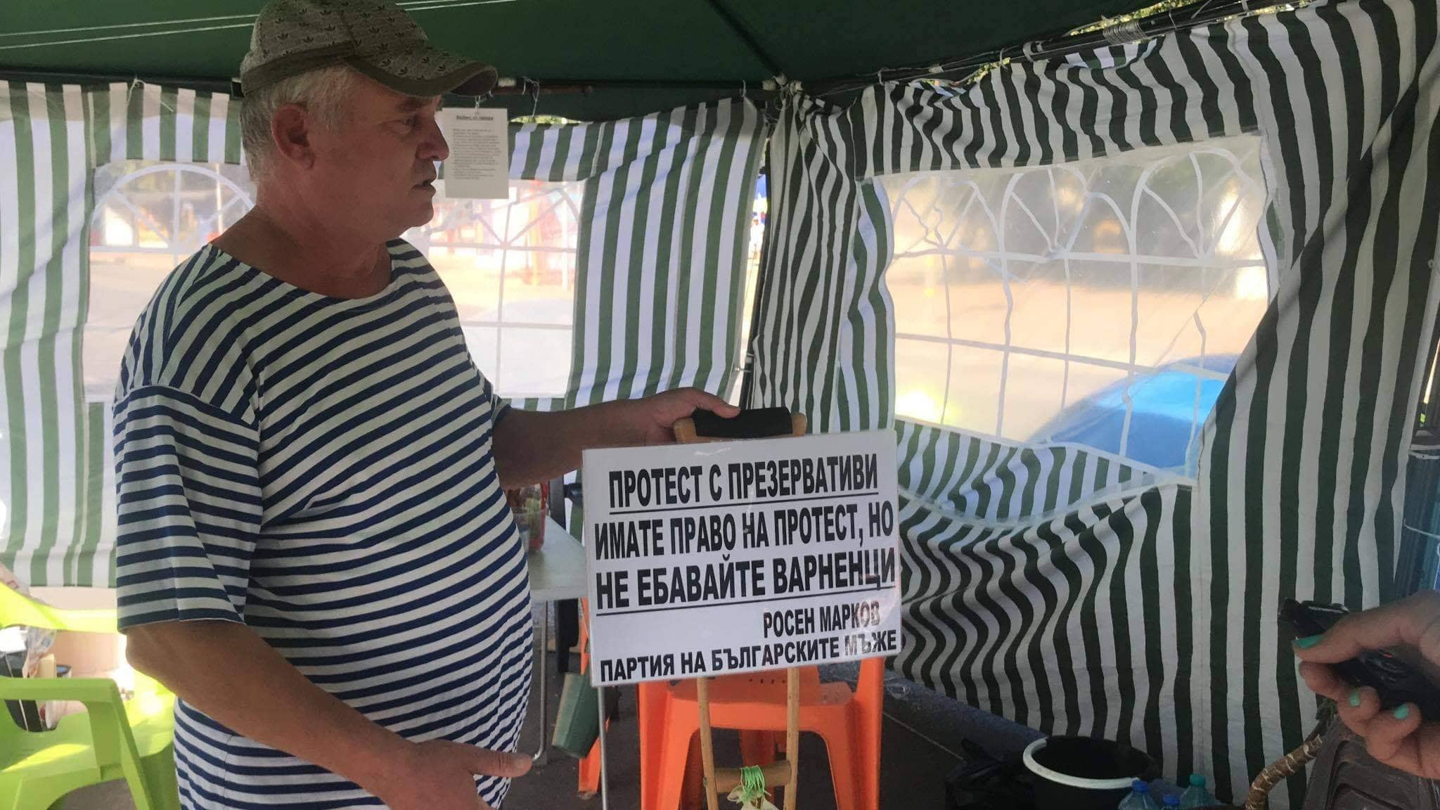 Варненец спретна контрапротест с презервативи срещу блокадата в центъра