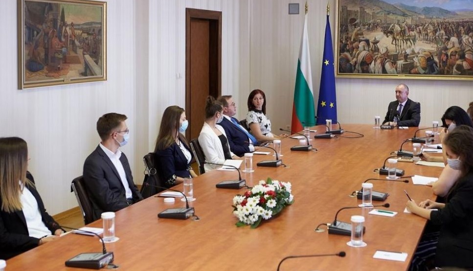 Радев: Демотивацията и бягството в чужбина на младите медици са сред основните проблеми на здравеопазването