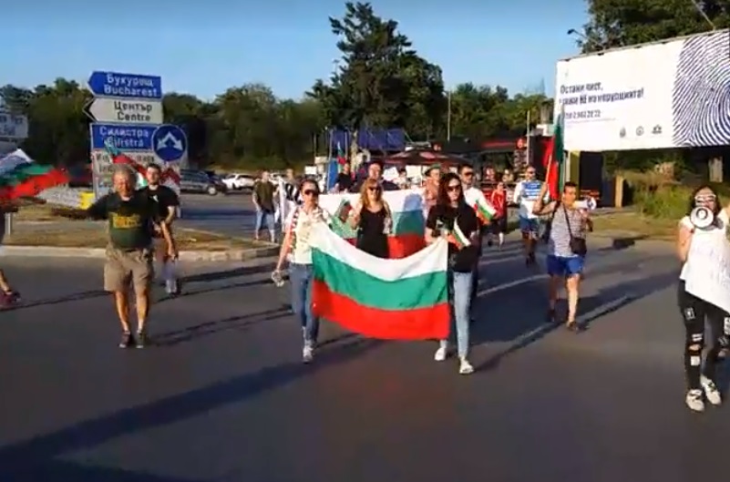 Протестиращи блокираха движението към Дунав мост