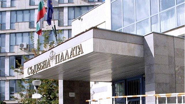Съдят френски педофил за блудства с три момиченца